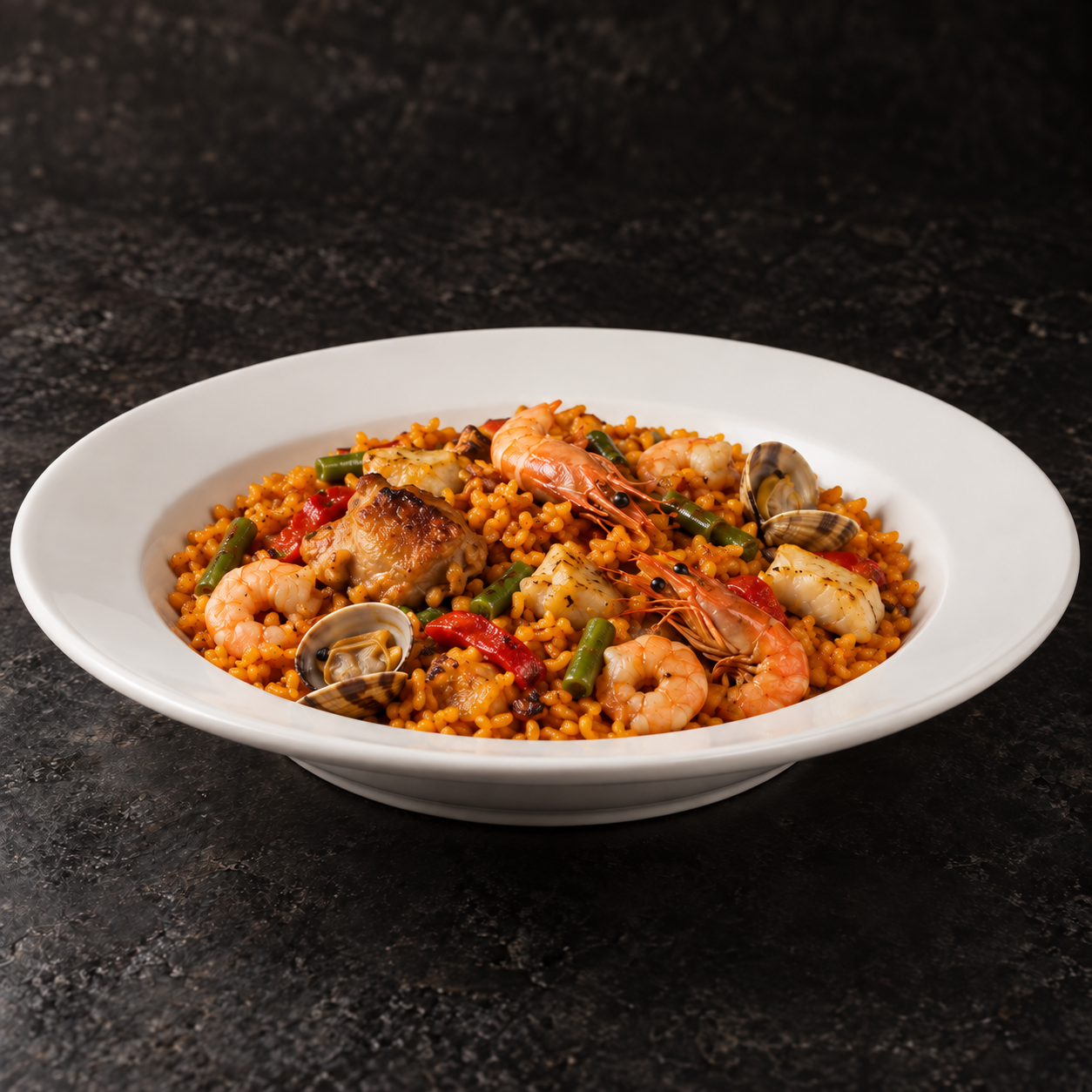 Paella mixta de pollo y mariscos